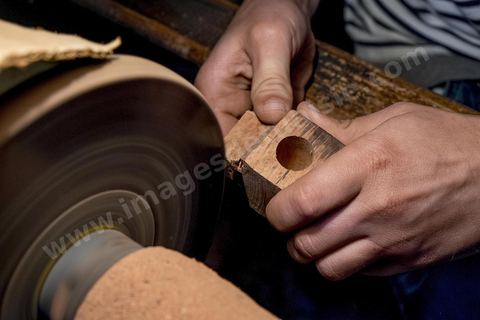 Anis Bouchnak, grandson of the famous Bouchnak, founder of the renowned pipe brand. The workshops opened in the 1970s in Tabarka quickly became renowned for the quality of his sons’ craftsmanship. Following the passing of his grandfather and father, Anis decided in 2011 to return to Tunisia and, together with one of the master craftsmen, took over the family workshop. 