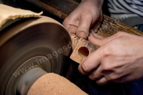 Anis Bouchnak, grandson of the famous Bouchnak, founder of the renowned pipe brand. The workshops opened in the 1970s in Tabarka quickly became renowned for the quality of his sons’ craftsmanship. Following the passing of his grandfather and father, Anis decided in 2011 to return to Tunisia and, together with one of the master craftsmen, took over the family workshop. 
