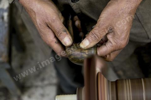 Anis Bouchnak, grandson of the famous Bouchnak, founder of the renowned pipe brand. The workshops opened in the 1970s in Tabarka quickly became renowned for the quality of his sons’ craftsmanship. Following the passing of his grandfather and father, Anis decided in 2011 to return to Tunisia and, together with one of the master craftsmen, took over the family workshop. 