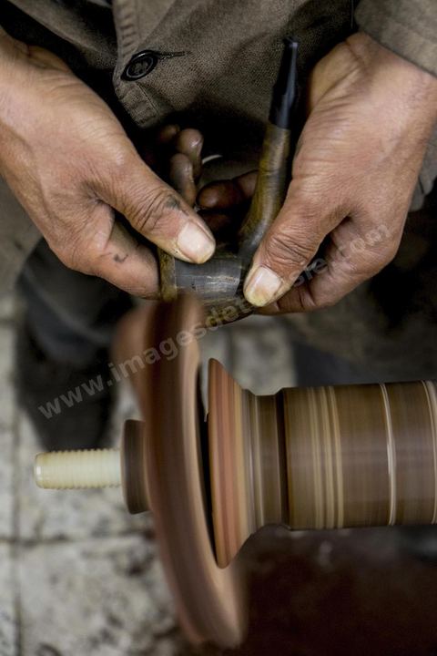 Anis Bouchnak, grandson of the famous Bouchnak, founder of the renowned pipe brand. The workshops opened in the 1970s in Tabarka quickly became renowned for the quality of his sons’ craftsmanship. Following the passing of his grandfather and father, Anis decided in 2011 to return to Tunisia and, together with one of the master craftsmen, took over the family workshop. 