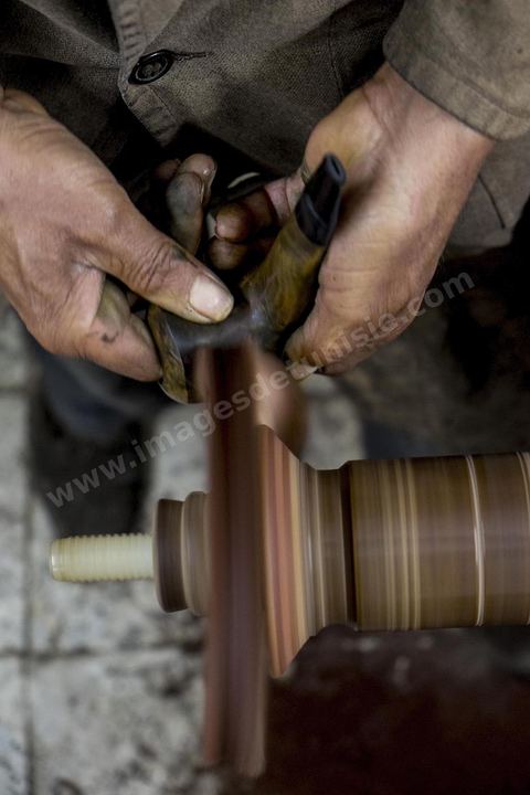 Anis Bouchnak, grandson of the famous Bouchnak, founder of the renowned pipe brand. The workshops opened in the 1970s in Tabarka quickly became renowned for the quality of his sons’ craftsmanship. Following the passing of his grandfather and father, Anis decided in 2011 to return to Tunisia and, together with one of the master craftsmen, took over the family workshop. 