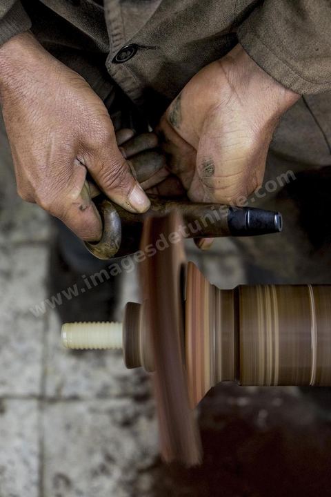 Anis Bouchnak, grandson of the famous Bouchnak, founder of the renowned pipe brand. The workshops opened in the 1970s in Tabarka quickly became renowned for the quality of his sons’ craftsmanship. Following the passing of his grandfather and father, Anis decided in 2011 to return to Tunisia and, together with one of the master craftsmen, took over the family workshop. 