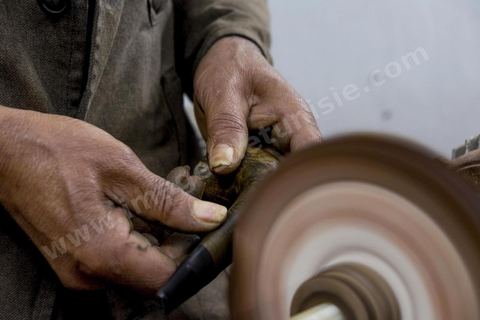 Anis Bouchnak, grandson of the famous Bouchnak, founder of the renowned pipe brand. The workshops opened in the 1970s in Tabarka quickly became renowned for the quality of his sons’ craftsmanship. Following the passing of his grandfather and father, Anis decided in 2011 to return to Tunisia and, together with one of the master craftsmen, took over the family workshop. 