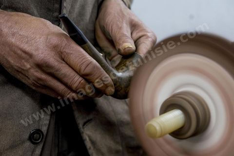 Anis Bouchnak, grandson of the famous Bouchnak, founder of the renowned pipe brand. The workshops opened in the 1970s in Tabarka quickly became renowned for the quality of his sons’ craftsmanship. Following the passing of his grandfather and father, Anis decided in 2011 to return to Tunisia and, together with one of the master craftsmen, took over the family workshop. 