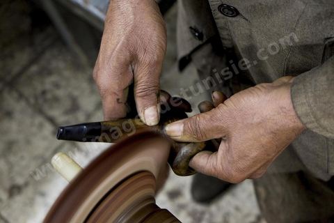 Anis Bouchnak, grandson of the famous Bouchnak, founder of the renowned pipe brand. The workshops opened in the 1970s in Tabarka quickly became renowned for the quality of his sons’ craftsmanship. Following the passing of his grandfather and father, Anis decided in 2011 to return to Tunisia and, together with one of the master craftsmen, took over the family workshop. 