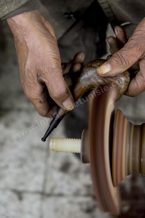 Anis Bouchnak, grandson of the famous Bouchnak, founder of the renowned pipe brand. The workshops opened in the 1970s in Tabarka quickly became renowned for the quality of his sons’ craftsmanship. Following the passing of his grandfather and father, Anis decided in 2011 to return to Tunisia and, together with one of the master craftsmen, took over the family workshop. 