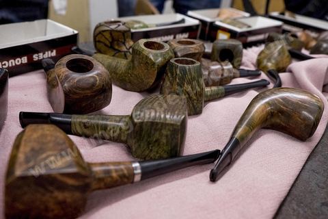 Anis Bouchnak, grandson of the famous Bouchnak, founder of the renowned pipe brand. The workshops opened in the 1970s in Tabarka quickly became renowned for the quality of his sons’ craftsmanship. Following the passing of his grandfather and father, Anis decided in 2011 to return to Tunisia and, together with one of the master craftsmen, took over the family workshop. 