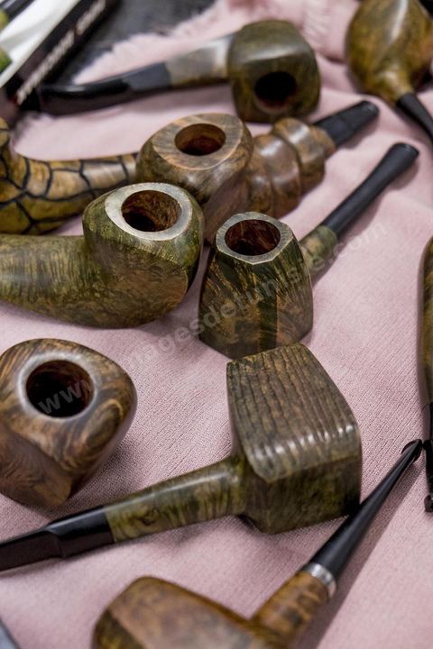 Anis Bouchnak, grandson of the famous Bouchnak, founder of the renowned pipe brand. The workshops opened in the 1970s in Tabarka quickly became renowned for the quality of his sons’ craftsmanship. Following the passing of his grandfather and father, Anis decided in 2011 to return to Tunisia and, together with one of the master craftsmen, took over the family workshop. 