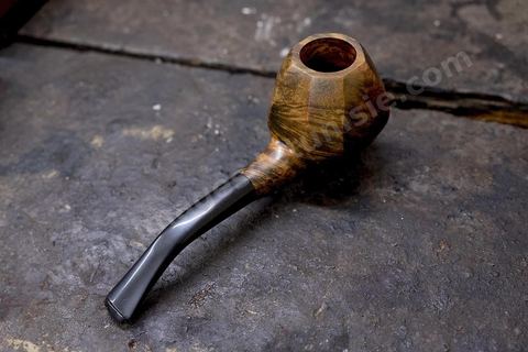 Anis Bouchnak, grandson of the famous Bouchnak, founder of the renowned pipe brand. The workshops opened in the 1970s in Tabarka quickly became renowned for the quality of his sons’ craftsmanship. Following the passing of his grandfather and father, Anis decided in 2011 to return to Tunisia and, together with one of the master craftsmen, took over the family workshop. 