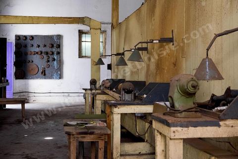 Anis Bouchnak, grandson of the famous Bouchnak, founder of the renowned pipe brand. The workshops opened in the 1970s in Tabarka quickly became renowned for the quality of his sons’ craftsmanship. Following the passing of his grandfather and father, Anis decided in 2011 to return to Tunisia and, together with one of the master craftsmen, took over the family workshop. 