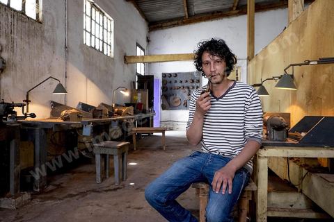 Anis Bouchnak, grandson of the famous Bouchnak, founder of the renowned pipe brand. The workshops opened in the 1970s in Tabarka quickly became renowned for the quality of his sons’ craftsmanship. Following the passing of his grandfather and father, Anis decided in 2011 to return to Tunisia and, together with one of the master craftsmen, took over the family workshop. 