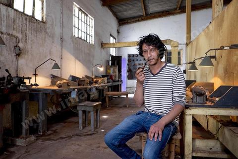 Anis Bouchnak, grandson of the famous Bouchnak, founder of the renowned pipe brand. The workshops opened in the 1970s in Tabarka quickly became renowned for the quality of his sons’ craftsmanship. Following the passing of his grandfather and father, Anis decided in 2011 to return to Tunisia and, together with one of the master craftsmen, took over the family workshop. 