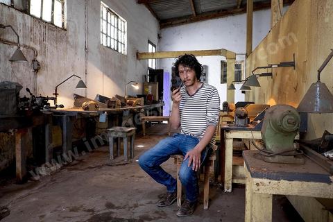 Anis Bouchnak, grandson of the famous Bouchnak, founder of the renowned pipe brand. The workshops opened in the 1970s in Tabarka quickly became renowned for the quality of his sons’ craftsmanship. Following the passing of his grandfather and father, Anis decided in 2011 to return to Tunisia and, together with one of the master craftsmen, took over the family workshop. 