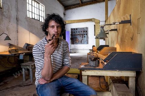 Anis Bouchnak, grandson of the famous Bouchnak, founder of the renowned pipe brand. The workshops opened in the 1970s in Tabarka quickly became renowned for the quality of his sons’ craftsmanship. Following the passing of his grandfather and father, Anis decided in 2011 to return to Tunisia and, together with one of the master craftsmen, took over the family workshop. 
