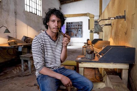 Anis Bouchnak, grandson of the famous Bouchnak, founder of the renowned pipe brand. The workshops opened in the 1970s in Tabarka quickly became renowned for the quality of his sons’ craftsmanship. Following the passing of his grandfather and father, Anis decided in 2011 to return to Tunisia and, together with one of the master craftsmen, took over the family workshop. 