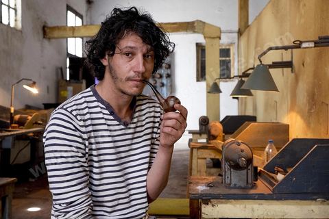 Anis Bouchnak, grandson of the famous Bouchnak, founder of the renowned pipe brand. The workshops opened in the 1970s in Tabarka quickly became renowned for the quality of his sons’ craftsmanship. Following the passing of his grandfather and father, Anis decided in 2011 to return to Tunisia and, together with one of the master craftsmen, took over the family workshop. 
