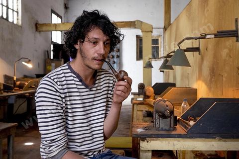 Anis Bouchnak, grandson of the famous Bouchnak, founder of the renowned pipe brand. The workshops opened in the 1970s in Tabarka quickly became renowned for the quality of his sons’ craftsmanship. Following the passing of his grandfather and father, Anis decided in 2011 to return to Tunisia and, together with one of the master craftsmen, took over the family workshop. 