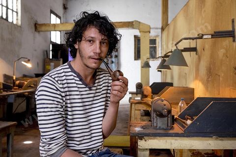 Anis Bouchnak, petit fils du célébre Bouchnak, fondateur de la célébre marque de pipe. Les ateliers ouverts dans les années 1970 à Tabarka deviennent très vite célébre pour la qualité de fabrication de ses fils. 0 la disparition de son grand père te de son père Anis décide en 2011 de revenir en Tunisie et reprend avec l'un des maitres artisans l'atelier familial. 