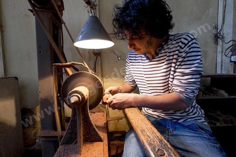 Anis Bouchnak, petit fils du célébre Bouchnak, fondateur de la célébre marque de pipe. Les ateliers ouverts dans les années 1970 à Tabarka deviennent très vite célébre pour la qualité de fabrication de ses fils. 0 la disparition de son grand père te de son père Anis décide en 2011 de revenir en Tunisie et reprend avec l'un des maitres artisans l'atelier familial. 