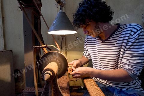 Anis Bouchnak, petit fils du célébre Bouchnak, fondateur de la célébre marque de pipe. Les ateliers ouverts dans les années 1970 à Tabarka deviennent très vite célébre pour la qualité de fabrication de ses fils. 0 la disparition de son grand père te de son père Anis décide en 2011 de revenir en Tunisie et reprend avec l'un des maitres artisans l'atelier familial. 