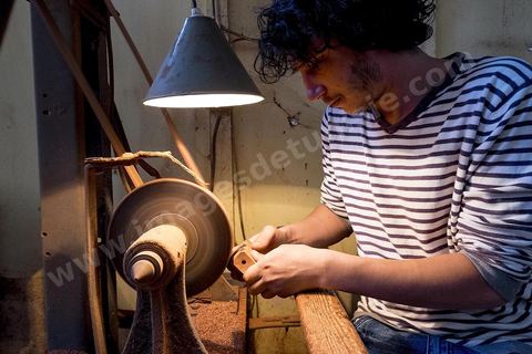 Anis Bouchnak, petit fils du célébre Bouchnak, fondateur de la célébre marque de pipe. Les ateliers ouverts dans les années 1970 à Tabarka deviennent très vite célébre pour la qualité de fabrication de ses fils. 0 la disparition de son grand père te de son père Anis décide en 2011 de revenir en Tunisie et reprend avec l'un des maitres artisans l'atelier familial. 