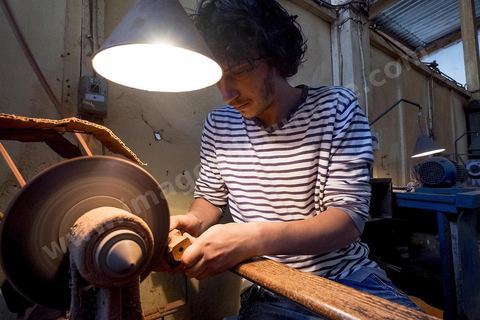 Anis Bouchnak, petit fils du célébre Bouchnak, fondateur de la célébre marque de pipe. Les ateliers ouverts dans les années 1970 à Tabarka deviennent très vite célébre pour la qualité de fabrication de ses fils. 0 la disparition de son grand père te de son père Anis décide en 2011 de revenir en Tunisie et reprend avec l'un des maitres artisans l'atelier familial. 
