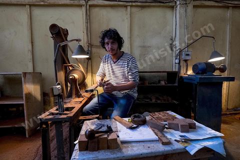 Anis Bouchnak, petit fils du célébre Bouchnak, fondateur de la célébre marque de pipe. Les ateliers ouverts dans les années 1970 à Tabarka deviennent très vite célébre pour la qualité de fabrication de ses fils. 0 la disparition de son grand père te de son père Anis décide en 2011 de revenir en Tunisie et reprend avec l'un des maitres artisans l'atelier familial. 