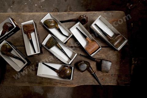 Anis Bouchnak, petit fils du célébre Bouchnak, fondateur de la célébre marque de pipe. Les ateliers ouverts dans les années 1970 à Tabarka deviennent très vite célébre pour la qualité de fabrication de ses fils. 0 la disparition de son grand père te de son père Anis décide en 2011 de revenir en Tunisie et reprend avec l'un des maitres artisans l'atelier familial. 