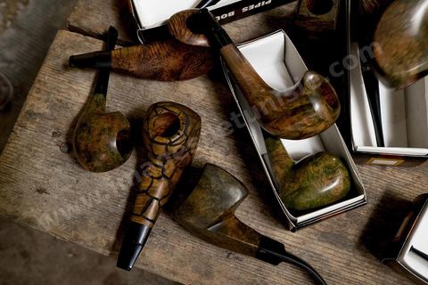 Anis Bouchnak, petit fils du célébre Bouchnak, fondateur de la célébre marque de pipe. Les ateliers ouverts dans les années 1970 à Tabarka deviennent très vite célébre pour la qualité de fabrication de ses fils. 0 la disparition de son grand père te de son père Anis décide en 2011 de revenir en Tunisie et reprend avec l'un des maitres artisans l'atelier familial. 