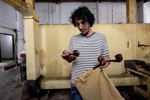 Anis Bouchnak, petit fils du célébre Bouchnak, fondateur de la célébre marque de pipe. Les ateliers ouverts dans les années 1970 à Tabarka deviennent très vite célébre pour la qualité de fabrication de ses fils. 0 la disparition de son grand père te de son père Anis décide en 2011 de revenir en Tunisie et reprend avec l'un des maitres artisans l'atelier familial. 