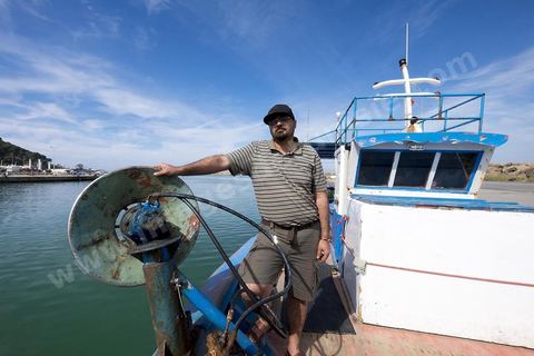 Chihab Amara, amateur d'un bateau de pêche à  Tabarka, s'est spécialisé dans la pêche à la langouste.