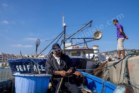 Youssef Saïdi, ancien propriétaire d'un chalutier à Tabarka, aujourd'hui il ne compte que sur lui et sa petite barque, "les jeunes ne veulent plus travailler"