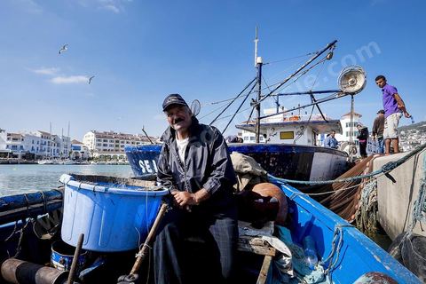 Youssef Saïdi, ancien propriétaire d'un chalutier à Tabarka, aujourd'hui il ne compte que sur lui et sa petite barque, "les jeunes ne veulent plus travailler"