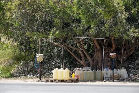 Etalage d'un jeune contrebandier à Tabarka sur la route de la frontière algérienne