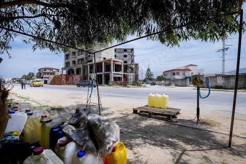 Etalage d'un jeune contrebandier à Tabarka sur la route de la frontière algérienne