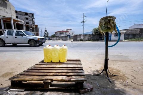 Etalage d'un jeune contrebandier à Tabarka sur la route de la frontière algérienne
