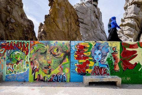 Graffitis et street art sur les murs d ela digue le long des Aiguilles de Tabarka