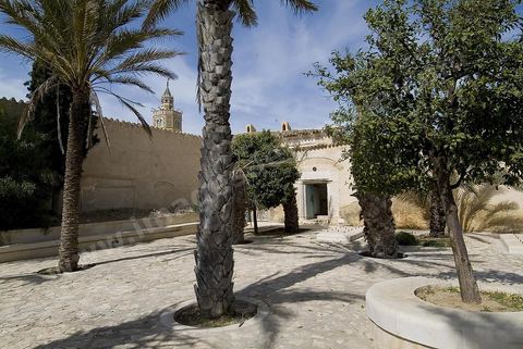 Place devant la grande mosquée de la ville andalouse de Testour