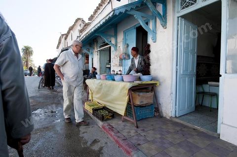 rue et ambiance dans la ville andalouse de Testour