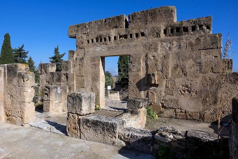 Maison de la cascade dans le quartier d'habitations romaines. Utique est un site archéologique localisé à l'emplacement d'une ancienne cité portuaire fondée par les Phéniciens dans l'Antiquité. Il est situé au nord de l'actuelle Tunisie, à une trentaine de kilomètres au nord-ouest de Carthage. La ville aurait été fondée en 1101 avt JC en tant que comptoir commercial phénicien. Elle est réputée comme l'une des plus anciennes villes de la Méditerranée occidentale.
