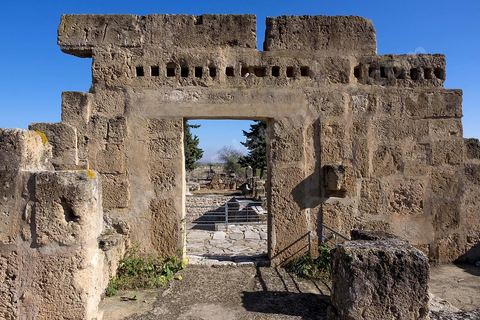 Maison de la cascade dans le quartier d'habitations romaines. Utique est un site archéologique localisé à l'emplacement d'une ancienne cité portuaire fondée par les Phéniciens dans l'Antiquité. Il est situé au nord de l'actuelle Tunisie, à une trentaine de kilomètres au nord-ouest de Carthage. La ville aurait été fondée en 1101 avt JC en tant que comptoir commercial phénicien. Elle est réputée comme l'une des plus anciennes villes de la Méditerranée occidentale.
