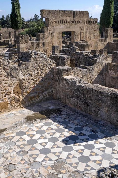 Maison de la cascade dans le quartier d'habitations romaines. Utique est un site archéologique localisé à l'emplacement d'une ancienne cité portuaire fondée par les Phéniciens dans l'Antiquité. Il est situé au nord de l'actuelle Tunisie, à une trentaine de kilomètres au nord-ouest de Carthage. La ville aurait été fondée en 1101 avt JC en tant que comptoir commercial phénicien. Elle est réputée comme l'une des plus anciennes villes de la Méditerranée occidentale.