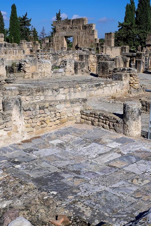 Maison de la cascade dans le quartier d'habitations romaines. Utique est un site archéologique localisé à l'emplacement d'une ancienne cité portuaire fondée par les Phéniciens dans l'Antiquité. Il est situé au nord de l'actuelle Tunisie, à une trentaine de kilomètres au nord-ouest de Carthage. La ville aurait été fondée en 1101 avt JC en tant que comptoir commercial phénicien. Elle est réputée comme l'une des plus anciennes villes de la Méditerranée occidentale.
