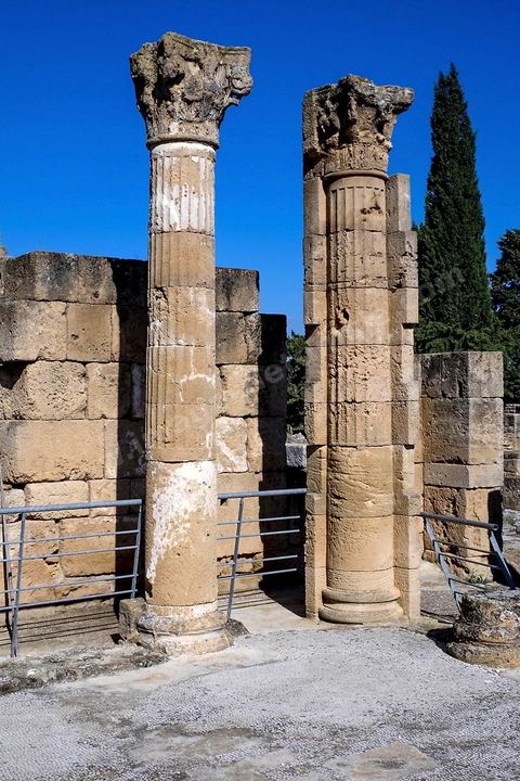 Maison de la cascade dans le quartier d'habitations romaines. Utique est un site archéologique localisé à l'emplacement d'une ancienne cité portuaire fondée par les Phéniciens dans l'Antiquité. Il est situé au nord de l'actuelle Tunisie, à une trentaine de kilomètres au nord-ouest de Carthage. La ville aurait été fondée en 1101 avt JC en tant que comptoir commercial phénicien. Elle est réputée comme l'une des plus anciennes villes de la Méditerranée occidentale.