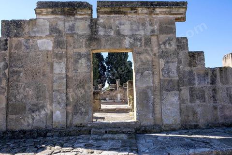 Maison de la cascade dans le quartier d'habitations romaines. Utique est un site archéologique localisé à l'emplacement d'une ancienne cité portuaire fondée par les Phéniciens dans l'Antiquité. Il est situé au nord de l'actuelle Tunisie, à une trentaine de kilomètres au nord-ouest de Carthage. La ville aurait été fondée en 1101 avt JC en tant que comptoir commercial phénicien. Elle est réputée comme l'une des plus anciennes villes de la Méditerranée occidentale.