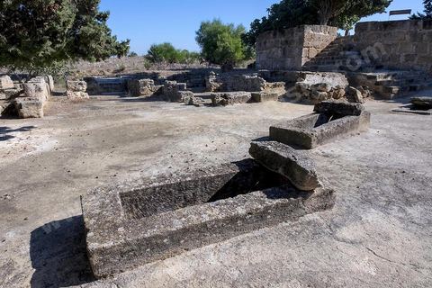 Tombes de la Nécropole punique. Utique est un site archéologique localisé à l'emplacement d'une ancienne cité portuaire fondée par les Phéniciens dans l'Antiquité. Il est situé au nord de l'actuelle Tunisie, à une trentaine de kilomètres au nord-ouest de Carthage. La ville aurait été fondée en 1101 avt JC en tant que comptoir commercial phénicien. Elle est réputée comme l'une des plus anciennes villes de la Méditerranée occidentale.