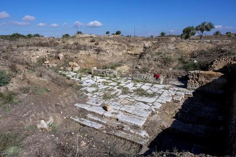 Le nouveau forum romain. Utique est un site archéologique localisé à l'emplacement d'une ancienne cité portuaire fondée par les Phéniciens dans l'Antiquité. Il est situé au nord de l'actuelle Tunisie, à une trentaine de kilomètres au nord-ouest de Carthage. La ville aurait été fondée en 1101 avt JC en tant que comptoir commercial phénicien. Elle est réputée comme l'une des plus anciennes villes de la Méditerranée occidentale.