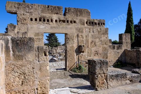 Maison de la cascade dans le quartier d'habitations romaines. Utique est un site archéologique localisé à l'emplacement d'une ancienne cité portuaire fondée par les Phéniciens dans l'Antiquité. Il est situé au nord de l'actuelle Tunisie, à une trentaine de kilomètres au nord-ouest de Carthage. La ville aurait été fondée en 1101 avt JC en tant que comptoir commercial phénicien. Elle est réputée comme l'une des plus anciennes villes de la Méditerranée occidentale.