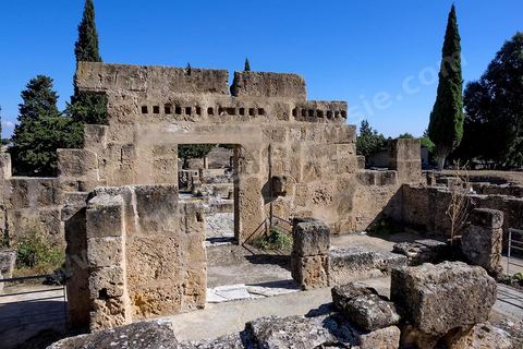 Maison de la cascade dans le quartier d'habitations romaines. Utique est un site archéologique localisé à l'emplacement d'une ancienne cité portuaire fondée par les Phéniciens dans l'Antiquité. Il est situé au nord de l'actuelle Tunisie, à une trentaine de kilomètres au nord-ouest de Carthage. La ville aurait été fondée en 1101 avt JC en tant que comptoir commercial phénicien. Elle est réputée comme l'une des plus anciennes villes de la Méditerranée occidentale.