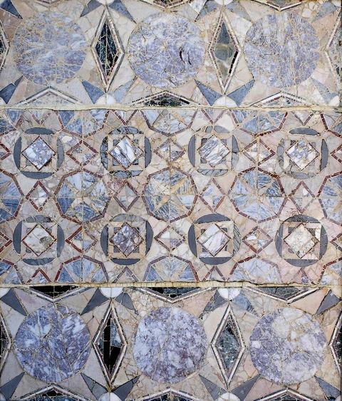 Musée du site archéologique romain de Utique. Utique est un site archéologique localisé à l'emplacement d'une ancienne cité portuaire fondée par les Phéniciens dans l'Antiquité. Il est situé au nord de l'actuelle Tunisie, à une trentaine de kilomètres au nord-ouest de Carthage. La ville aurait été fondée en 1101 avt JC en tant que comptoir commercial phénicien. Elle est réputée comme l'une des plus anciennes villes de la Méditerranée occidentale.